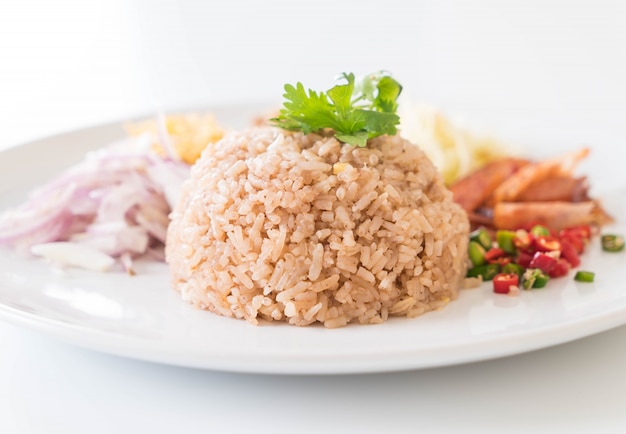 Bezpłatne zdjęcie krewetko-wklej smażony ryż