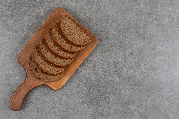 Krojony czarny chleb w drewnianej desce