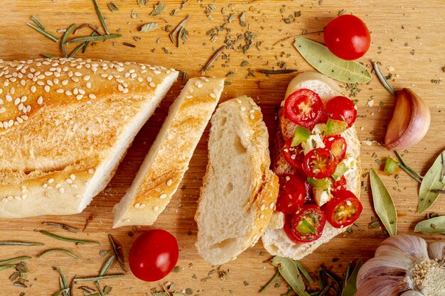 Kromki białego chleba z pomidorami