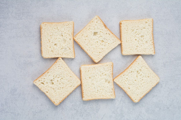 Bezpłatne zdjęcie kromki chleba tostowego na tle marmuru. wysokiej jakości zdjęcie