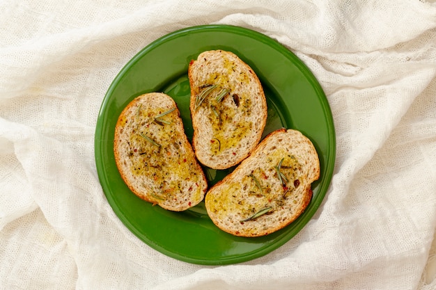 Kromki chleba z oliwą z oliwek na szmatce