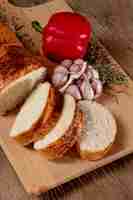 Bezpłatne zdjęcie kromki chleba ze słodką papryką