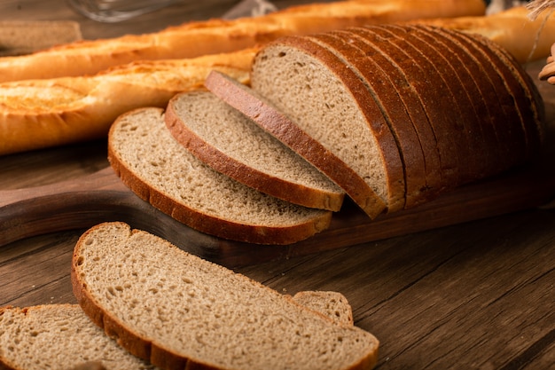 Kromki ciemnego chleba z francuską bagietką
