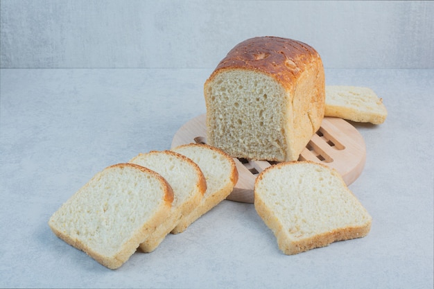 Kromki świeżego chleba na tle marmuru. Wysokiej jakości zdjęcie