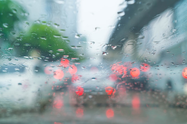 Krople deszczu na szybie samochodu