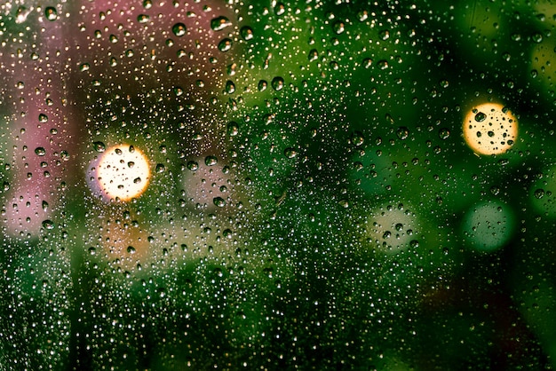 Krople deszczu w oknie