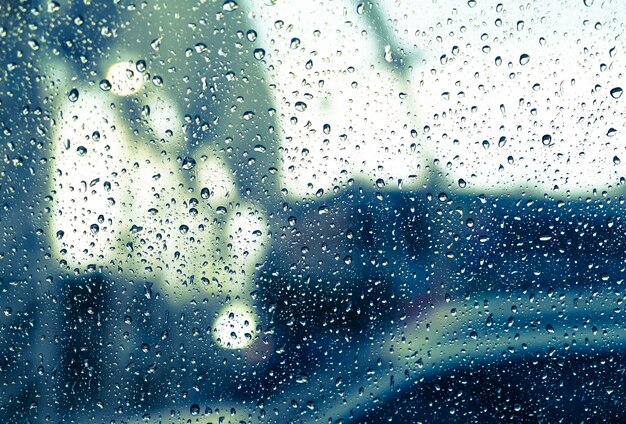 Krople deszczu w oknie
