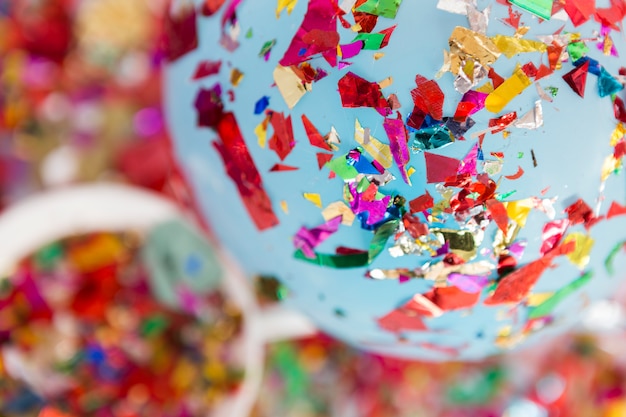 Kruszcowi confetti na balonie