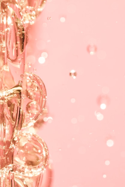 Bezpłatne zdjęcie krystaliczne różowe bąbelki i kropelki