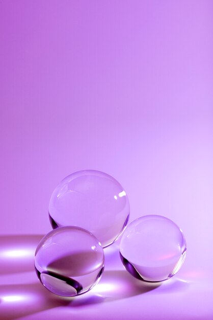Kryształowe kule z fioletowym tłem