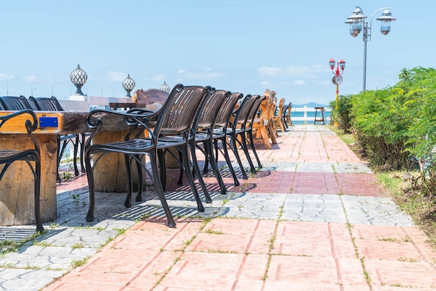 krzesło i stół w restauracji na tarasie z widokiem na morze