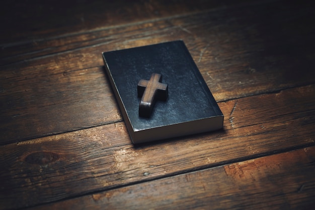 Krzyż na książce
