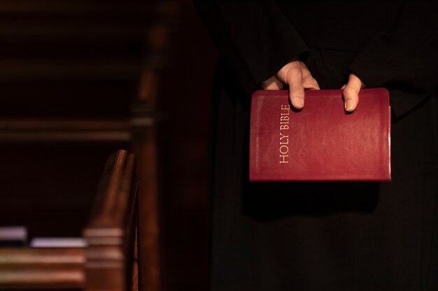 Ksiądz czyta z Biblii.