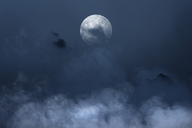 Księżyc w pełni z ciemnymi chmurami w nocy. Koncepcja Halloween