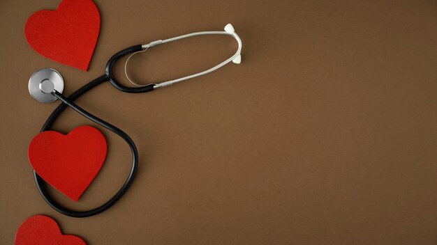 Kształt serca i stetoskop dla przedmiotów medycznych