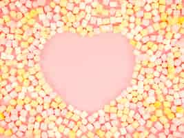 Bezpłatne zdjęcie kształt serca otoczony cukierkami