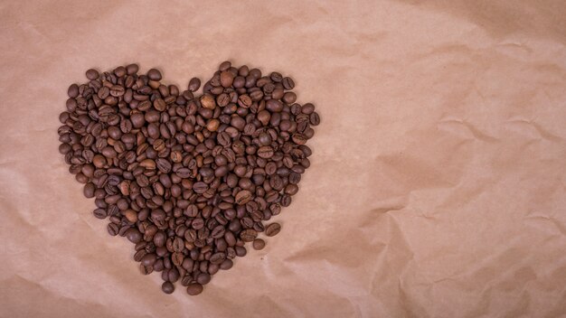 Kształt serca z ziaren kawy na papierze