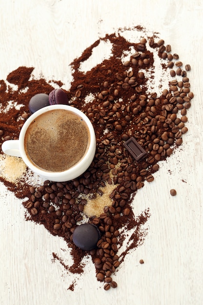Bezpłatne zdjęcie kubek do kawy z ziaren kawy
