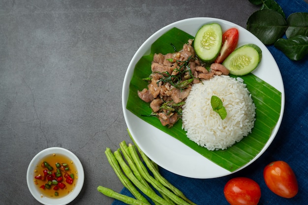Kuchnia tajska; smażona wieprzowina z liśćmi limonki kaffir podawana z ryżem