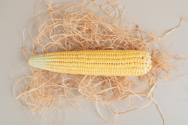 Bezpłatne zdjęcie kukurydza na rustykalnie urządzona.
