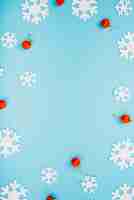 Bezpłatne zdjęcie kulki ozdobne i płatki śniegu