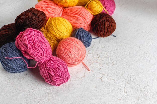 Kulki z włóczki w różnych kolorach z igłami do robienia na drutach.