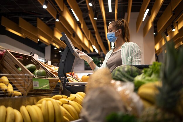 Kupowanie żywności w supermarkecie podczas globalnej pandemii wirusa koronowego