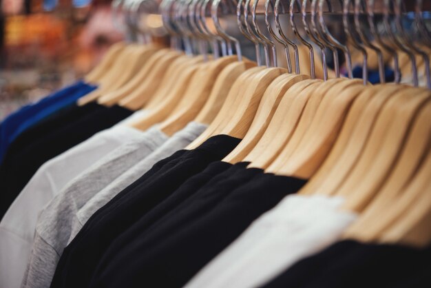 Kupuj ubrania, Sklep z ubraniami na wieszaku w nowoczesnym butiku sklepowym