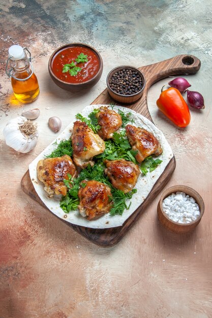 Bezpłatne zdjęcie kurczak kurczak z ziołami na sosie lawaszowym przyprawami czosnkiem olej paprykowy