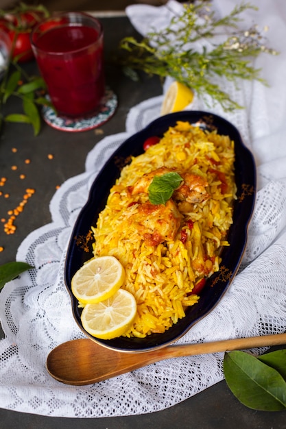 Bezpłatne zdjęcie kurczak z ryżem gotowany w stylu indyjskim