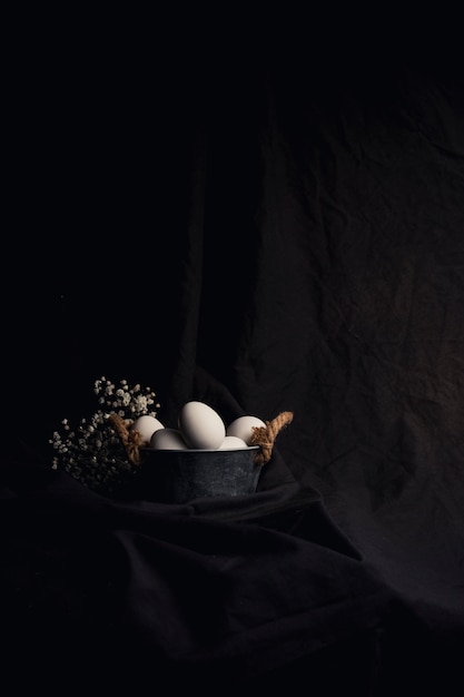 Kurczaków jajka w puchar blisko rośliny
