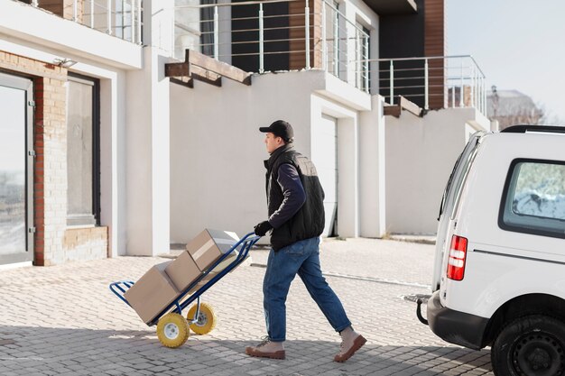 Kurier zajmujący się logistyką pracy