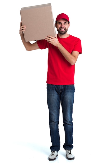 Kuriera mężczyzna trzyma na jego ramieniu duży dostawy pudełka długi widok