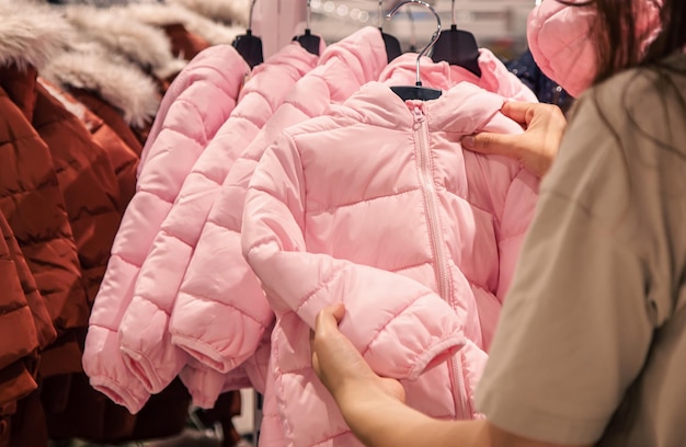 Bezpłatne zdjęcie kurtki dziecięce na wieszakach w sklepie odzieżowym