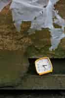 Bezpłatne zdjęcie kwadratowy zegar na zewnątrz martwa natura