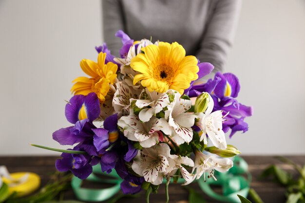 Kwiaciarnia kobieta zrobić bukiet z kolorowych kwiatów
