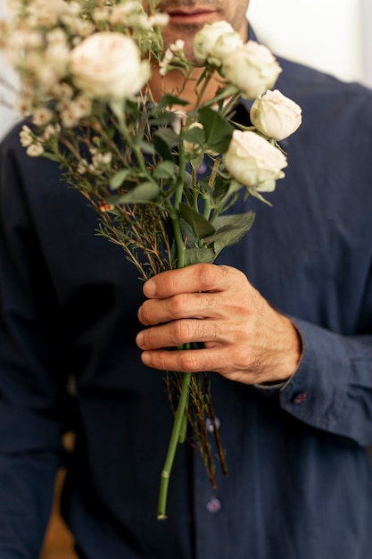 Kwiaciarnia mężczyzna trzyma piękny bukiet kwiatów