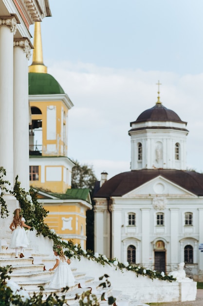 Kwiat dziewczyny chodzić na górze przed starym rosyjskim kościołem