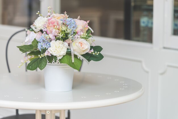 kwiat niebieski wazon zielony stół