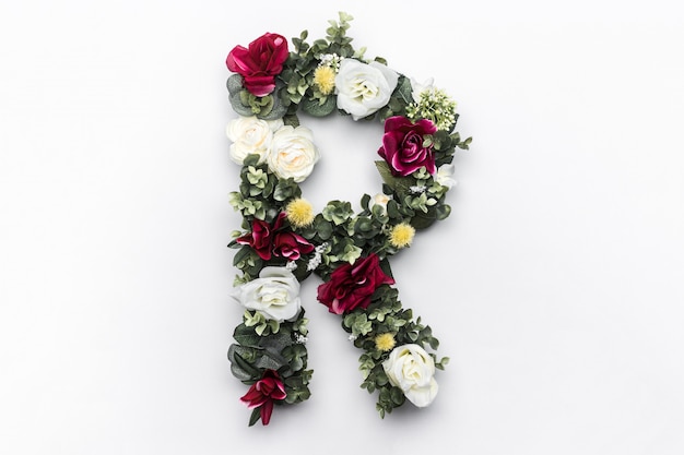 Bezpłatne zdjęcie kwiatowa litera r kwiatowy monogram darmowe zdjęcie