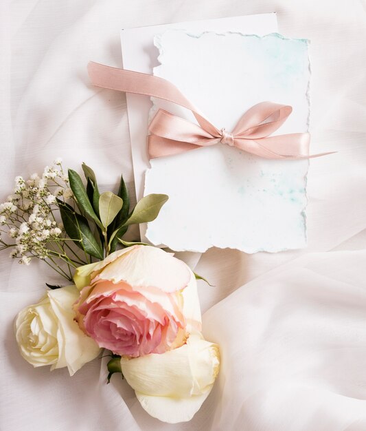 Kwiatowy ornament i karta ślubu