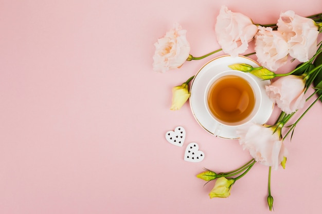 Bezpłatne zdjęcie kwiaty i herbata w kopii przestrzeni