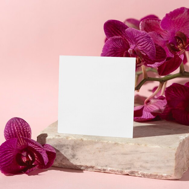 Kwiaty obok kartki papieru