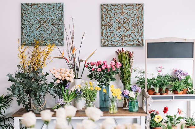 Kwiaty w atelier kwiaciarni