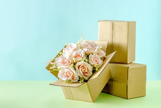 Kwitnący Bukiet Różowych Róż W Kartoniku Firmy Kurierskiej Na Gratulacje Z Okazji Walentynek Lub ślubu Lub Innego święta Premium Zdjęcia