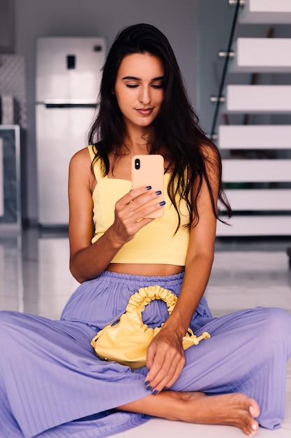 Ładna Blogerka Modowa Ubrana W żółty Top I Fioletowe Spodnie