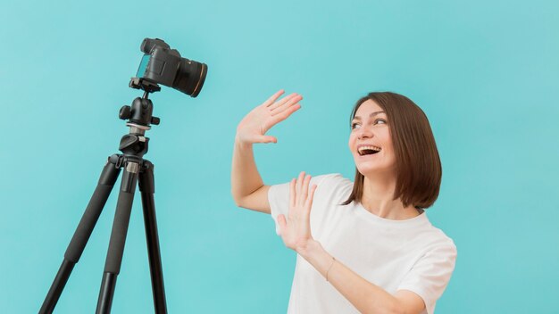 Ładna kobieta filmuje wideo w domu