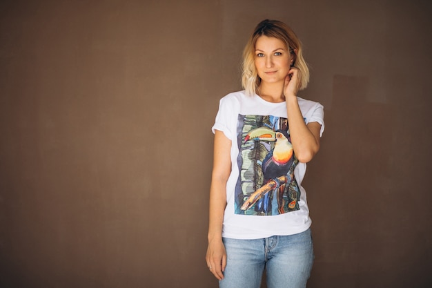 Ładna kobieta ma na sobie tshirt