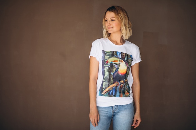 Ładna kobieta ma na sobie tshirt