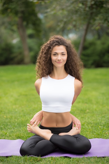 Bezpłatne zdjęcie Ładna kobieta robi ćwiczenia jogi